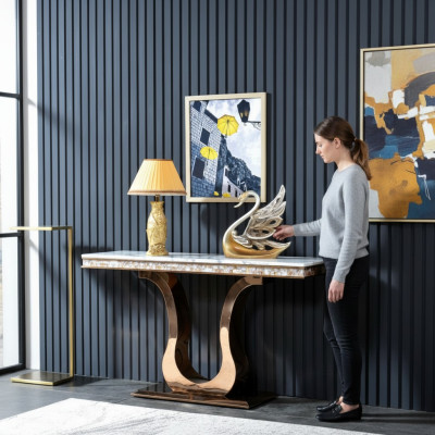 Tavolo console in acciaio inossidabile di design.