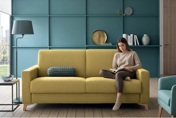 Divano di design a due posti giallo in tessuto, divano letto, mobili italiani.