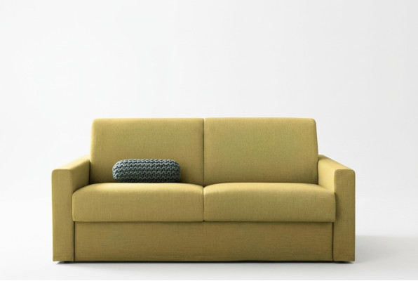 Divano di design a due posti giallo in tessuto, divano letto, mobili italiani.