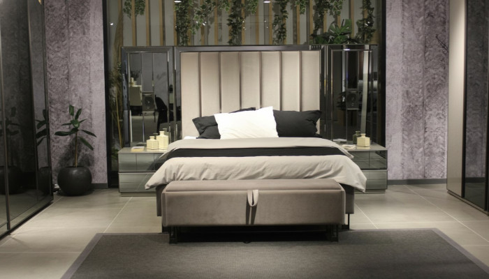 Set da camera da letto esclusivo e lussuoso: letto, 2 comodini e panca.   traduzione in italiano: Set da camera da letto esclusivo e lussuoso: letto, 2 comodini e panca.