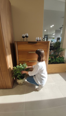 Camera da letto di lusso con 4 cassetti, armadio in legno, mobile design in legno nuovo.