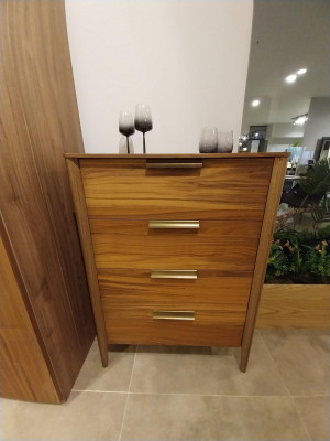 Camera da letto di lusso con 4 cassetti, armadio in legno, mobile design in legno nuovo.