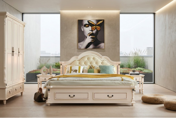 Letto matrimoniale Chesterfield e 2 tavolini con gambe tornite.