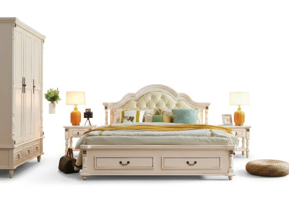 Letto matrimoniale Chesterfield e 2 tavolini con gambe tornite.
