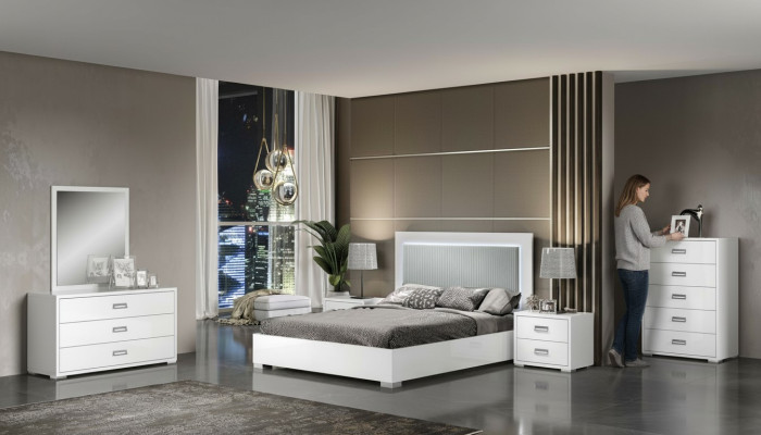 Set di comodini moderni in legno per camera da letto