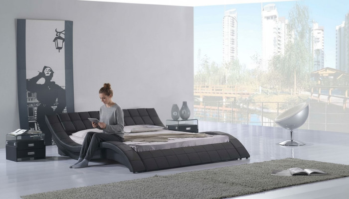 Letto matrimoniale doppio in camera da letto matrimoniale con design in pelle di lusso.