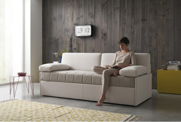 Design divano di lusso in tessuto beige a 3 posti marca Alfitalia.
