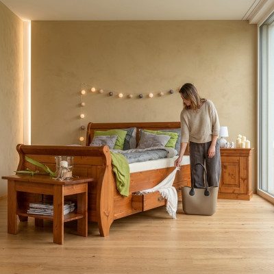 Letto di lusso con 2 comodini, set da 3 pezzi. Letti matrimoniali per la camera da letto dell'hotel. Matrimoniale nuovo.