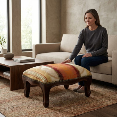 Pufa imbottito con seduta a chaise longue design, pouf panca poggiapiedi.