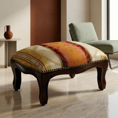 Pufa imbottito con seduta a chaise longue design, pouf panca poggiapiedi.
