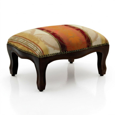 Pufa imbottito con seduta a chaise longue design, pouf panca poggiapiedi.