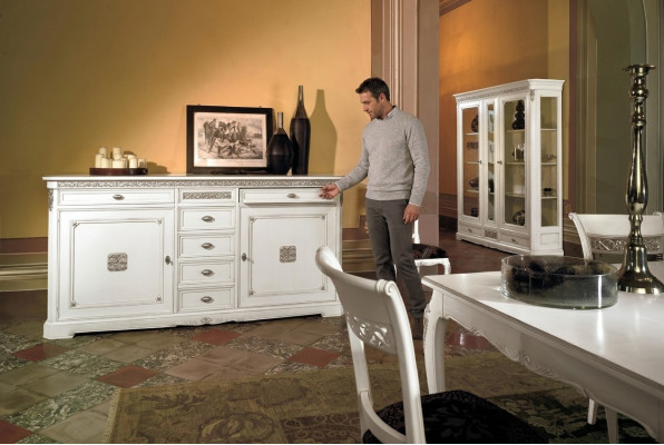 Mobile in legno per il soggiorno, credenze, vetrine classiche e comodini.