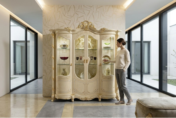 Mobile soggiorno in legno massiccio con credenza in vero legno e vetrina. Vetrina in vetro massiccio.