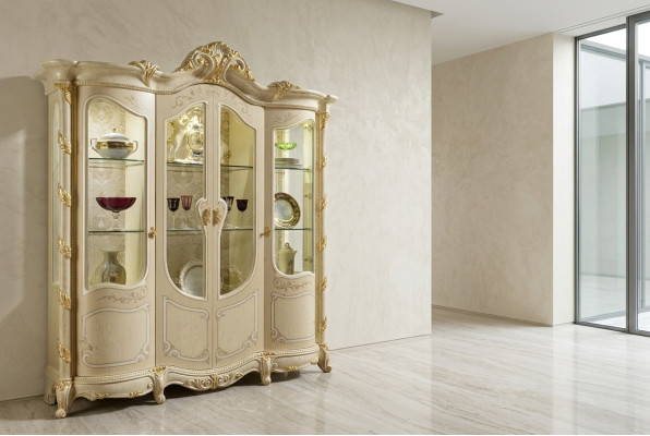 Mobile soggiorno in legno massiccio con credenza in vero legno e vetrina. Vetrina in vetro massiccio.