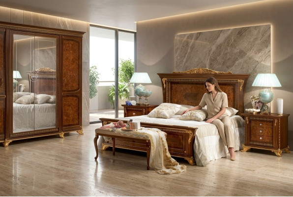 Camera da letto in stile barocco e rococò in legno con letto imbottito di lusso matrimoniale.
