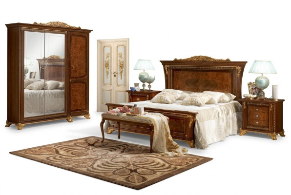 Camera da letto in stile barocco e rococò in legno con letto imbottito di lusso matrimoniale.