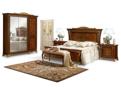 Camera da letto in stile barocco e rococò in legno con letto imbottito di lusso matrimoniale.