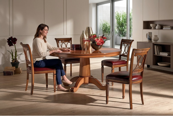 Set di 4 sedie Art déco imbottite in legno design nuovo per sala da pranzo.   Set di 4 sedie Art déco imbottite in legno dal design nuovo per la sala da pranzo.
