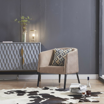 Sedia di lusso imbottita per cocktail, relax, lounges, club. Mobili design poltrona beige.