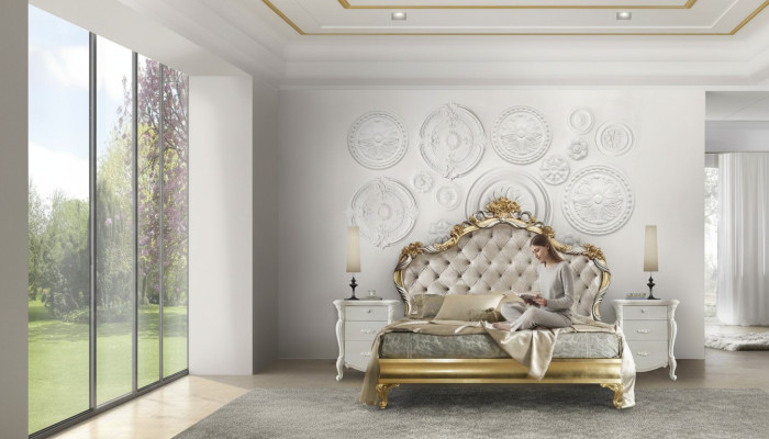 Splendido letto in stile classico con testiera intagliata.