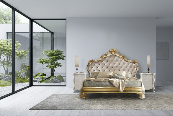 Splendido letto in stile classico con testiera intagliata.