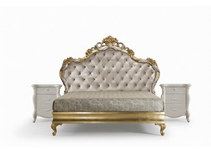 Splendido letto in stile classico con testiera intagliata.