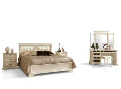 Letto classico con 2 comodini set da camera da letto 3 pezzi. Mobili italiani in legno massello stile barocco.