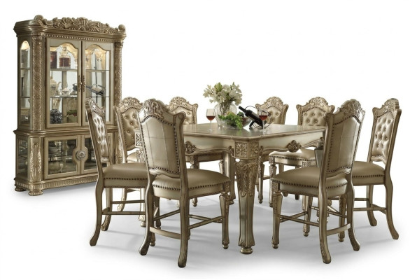 Set da pranzo classico dorato con tavolo rettangolare da pranzo, 8 sedie Chesterfield e vetrina, 10 pezzi.