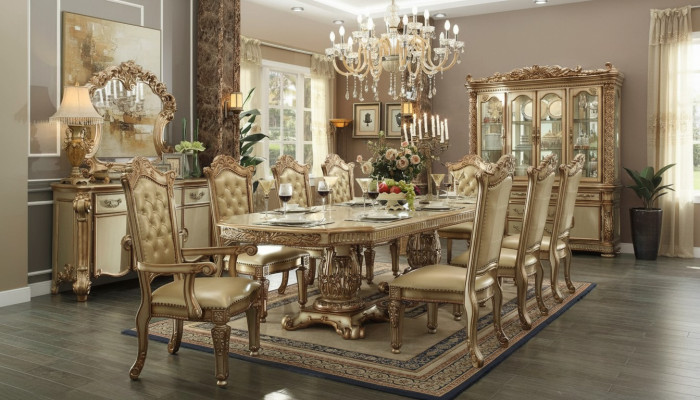 Sedia Chesterfield dorata. Mobili per la sala da pranzo di design. Poltrona singola di lusso.