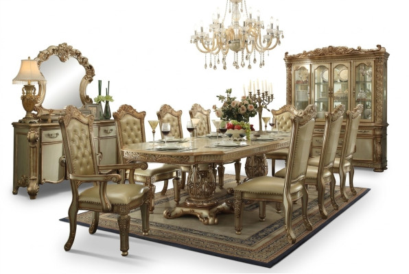 Sedia Chesterfield dorata. Mobili per la sala da pranzo di design. Poltrona singola di lusso.