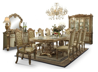 Sedia Chesterfield dorata. Mobili per la sala da pranzo di design. Poltrona singola di lusso.