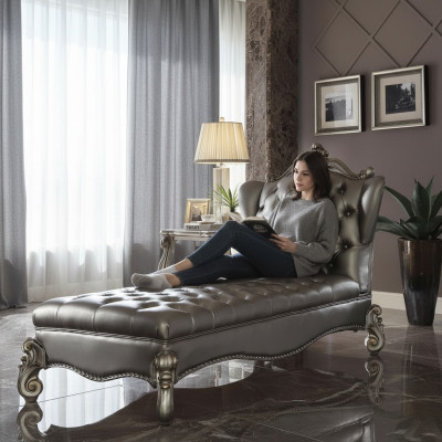 Chaiselongue Chesterfield, lettino chaise longue in pelle argento stile barocco.