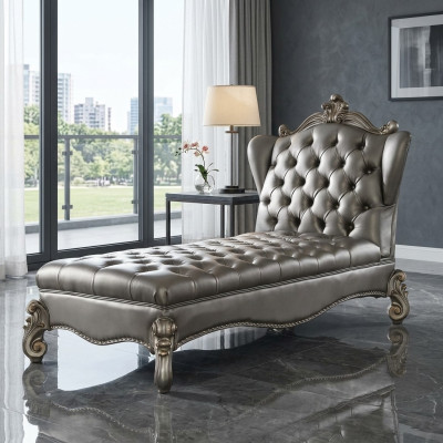 Chaiselongue Chesterfield, lettino chaise longue in pelle argento stile barocco.