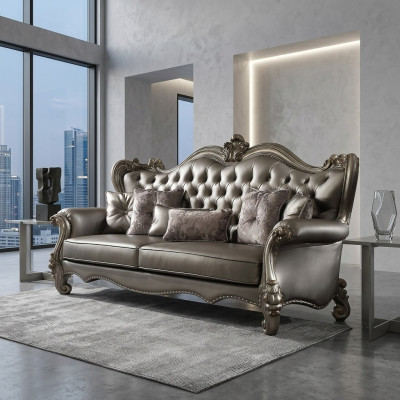Divano Chesterfield a 3 posti in pelle imbottita per il soggiorno.