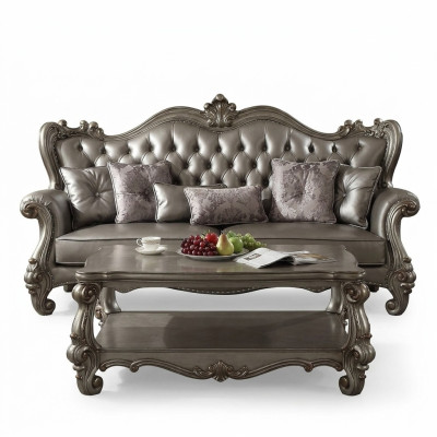 Divano Chesterfield a 3 posti in pelle imbottita per il soggiorno.