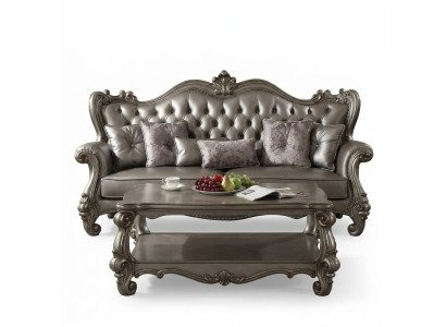 Divano Chesterfield a 3 posti in pelle imbottita per il soggiorno.