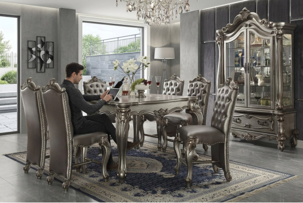 Ambiente classico da sala da pranzo grigia, design quadrato del tavolo da pranzo, sedie Chesterfield in pelle, set da 7 pezzi.