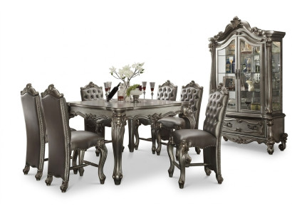 Ambiente classico da sala da pranzo grigia, design quadrato del tavolo da pranzo, sedie Chesterfield in pelle, set da 7 pezzi.