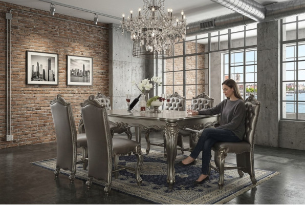Tavolo da pranzo grigio classico rettangolare con 8 sedie in legno e pelle stile Chesterfield.
