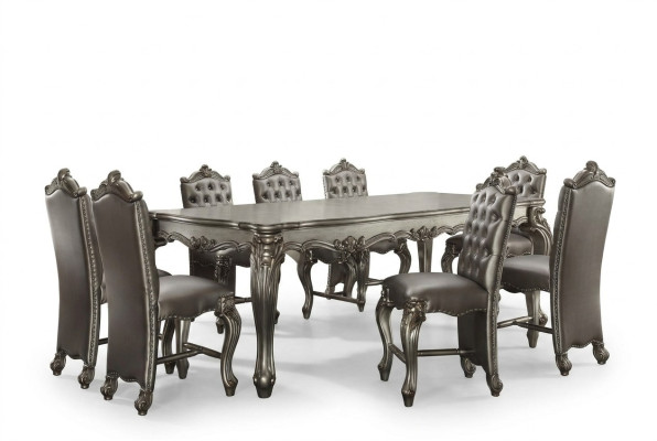 Tavolo da pranzo grigio classico rettangolare con 8 sedie in legno e pelle stile Chesterfield.