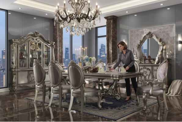 Set da pranzo 11 pezzi nuovo barocco con tavolo, 8 sedie, credenza e specchio.