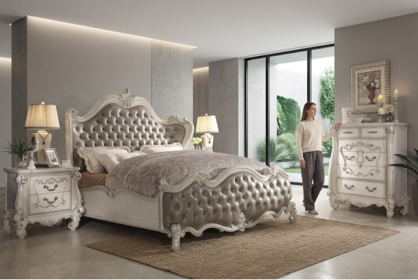 Set da camera da letto di lusso con letto design decorativo, 2 comodini e cassettiera.