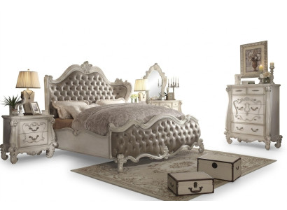 Letto classico in stile Barocco Chesterfield Rokoko doppio in pelle antica da hotel.