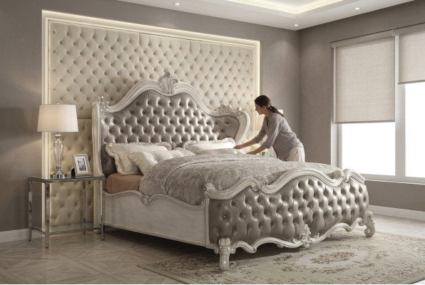 Letto da designer camera da letto in pelle imbottita Chesterfield nuovo