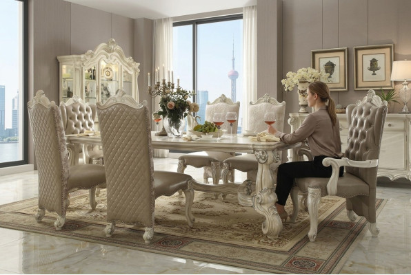 Reale set da pranzo in stile rococò-barocco, composto da tavolo e 6 sedie.