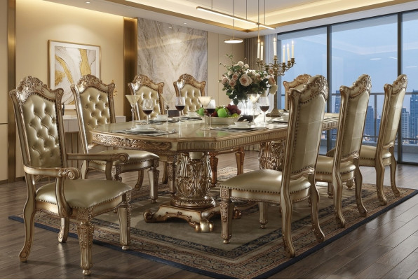 Completo beige per sala da pranzo con lussuoso tavolo da pranzo e sedie in pelle.