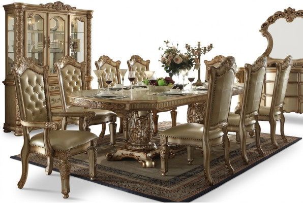 Completo beige per sala da pranzo con lussuoso tavolo da pranzo e sedie in pelle.
