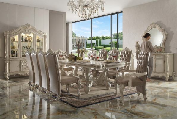 Set da pranzo classico in avorio antico. Grande tavolo da pranzo con sedie Chesterfield.