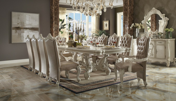 Set da pranzo classico in avorio antico. Grande tavolo da pranzo con sedie Chesterfield.
