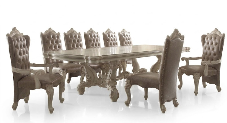 Set da pranzo classico in avorio antico. Grande tavolo da pranzo con sedie Chesterfield.